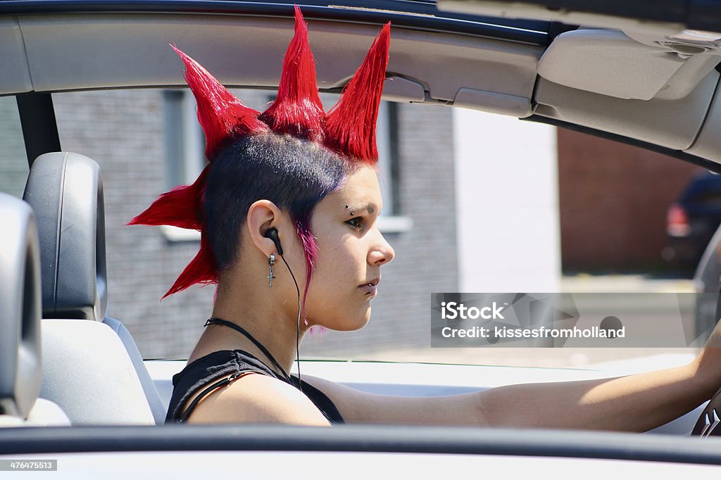 Punk Menina condução aberto carro no Verão de Telhado - Royalty-free Moicano Foto de stock