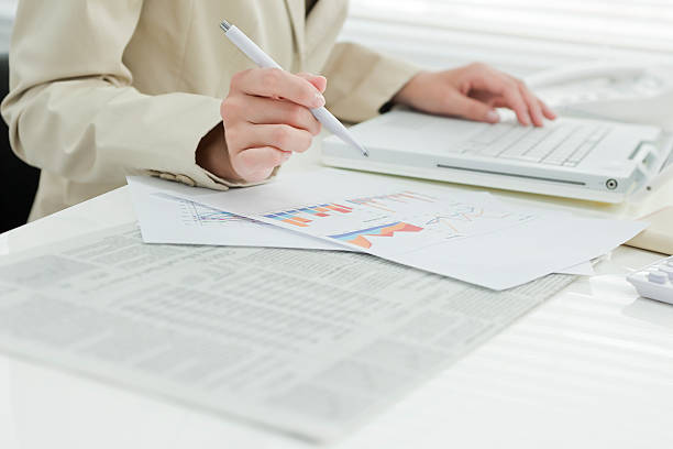 istock The businesswoman who operates a note PC 476476285