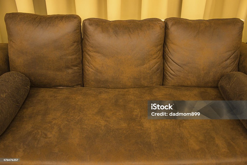 Divano marrone e cuscini. - Foto stock royalty-free di Accogliente