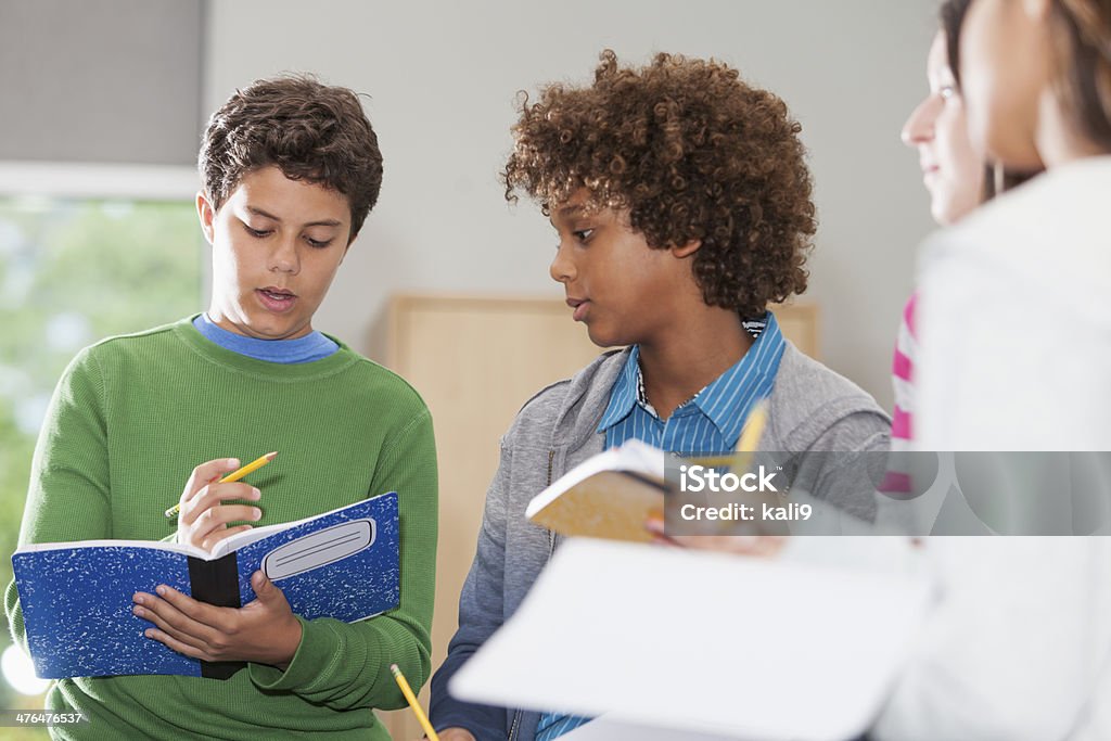 Alunos tomando notas em sala de aula - Foto de stock de Discussão royalty-free