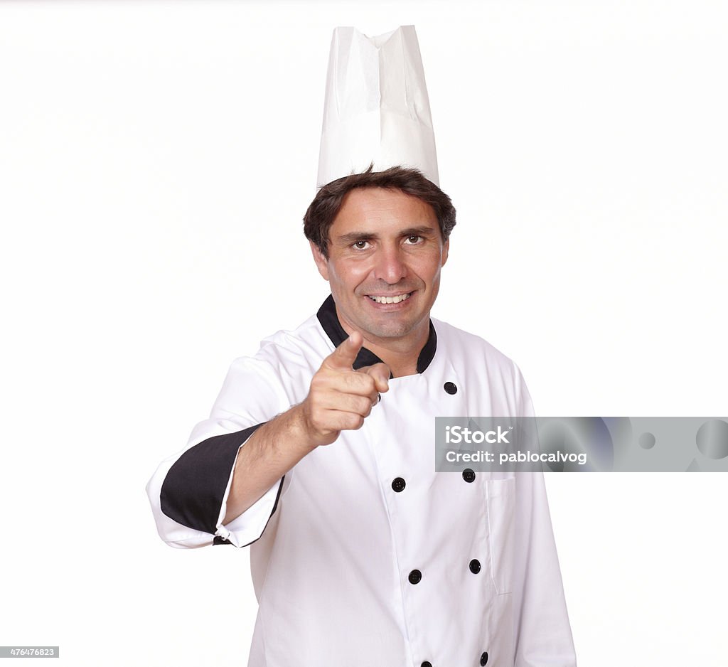 Souriant chef en uniforme pointant à vous - Photo de Chef cuisinier libre de droits