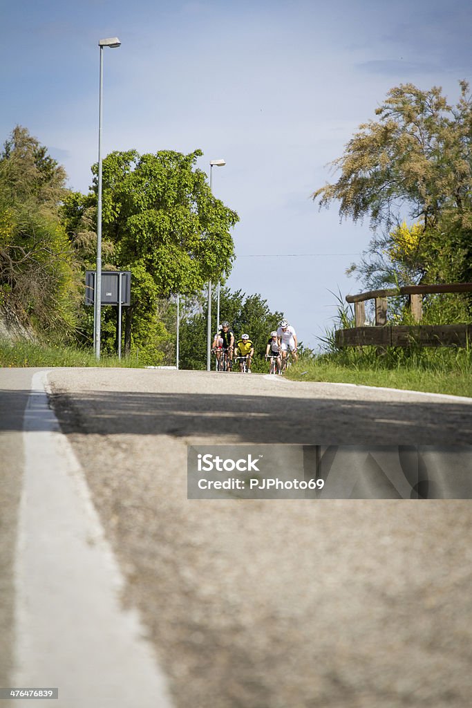 グループでのサイクリングロード - サイクリングのロイヤリティフリーストックフォト