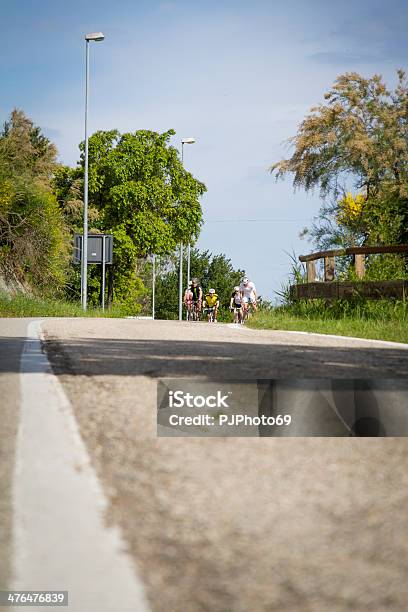 Grupo De Ciclistas Em Estrada - Fotografias de stock e mais imagens de Bicicleta - Bicicleta, Ciclismo, Desporto de Competição - Desporto