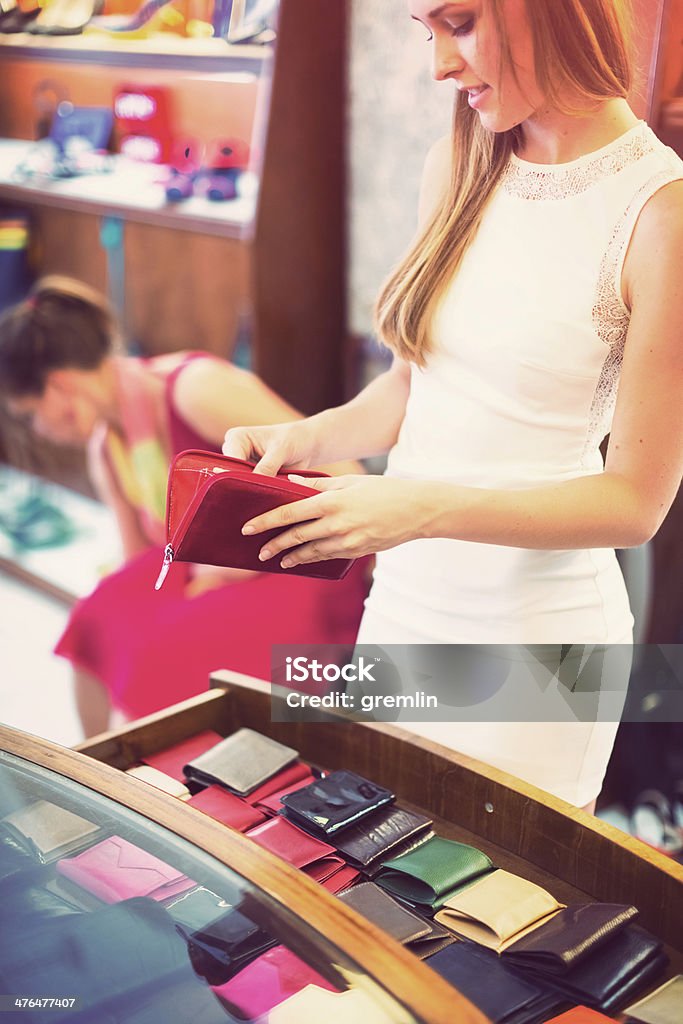 Mujer joven en una tienda de ropa nueva bolso comprobación - Foto de stock de Boutique libre de derechos