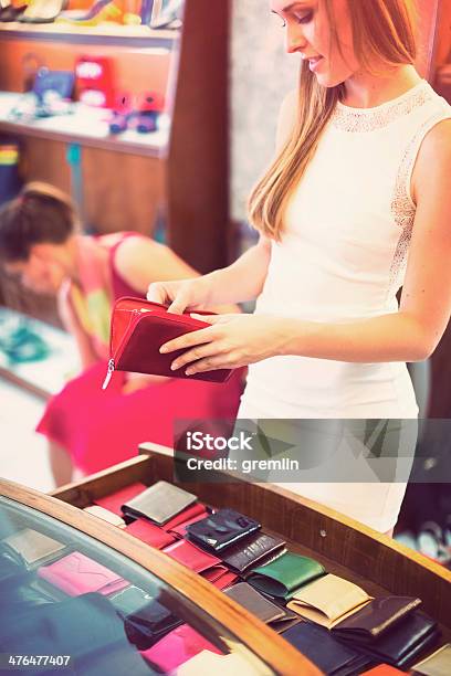 Photo libre de droit de Jeune Femme Dans Un Magasin De Vêtements Vérifiant Nouveau Sac À Main banque d'images et plus d'images libres de droit de Boutique