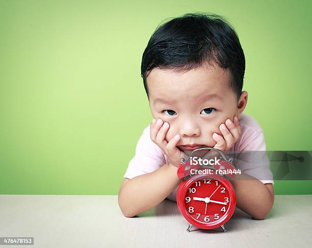 Süße Asien Kind Und Uhr Stockfoto und mehr Bilder von Uhr - Uhr, Kind, Jungen