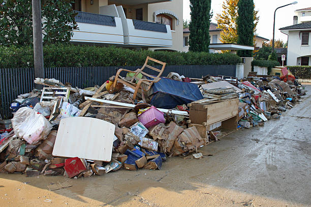 gravat objet et ruiné par les inondations - unusable photos et images de collection