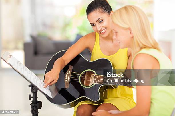 Los Profesores De Música Tutoring Chica Joven Jugar Guitarra Foto de stock y más banco de imágenes de Aprender