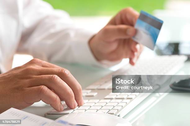 Zbliżenie Zdjęcie Wprowadzenie Numeru Karty Kredytowej - zdjęcia stockowe i więcej obrazów Bankowość elektroniczna