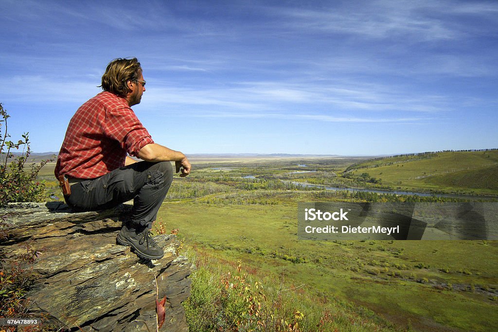 Wanderer Sa auf die Berge, die über Panoramablick auf Blau - Lizenzfrei Bergsteigen Stock-Foto