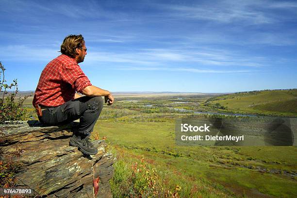 Wanderer Sa Auf Die Berge Die Über Panoramablick Auf Blau Stockfoto und mehr Bilder von Bergsteigen