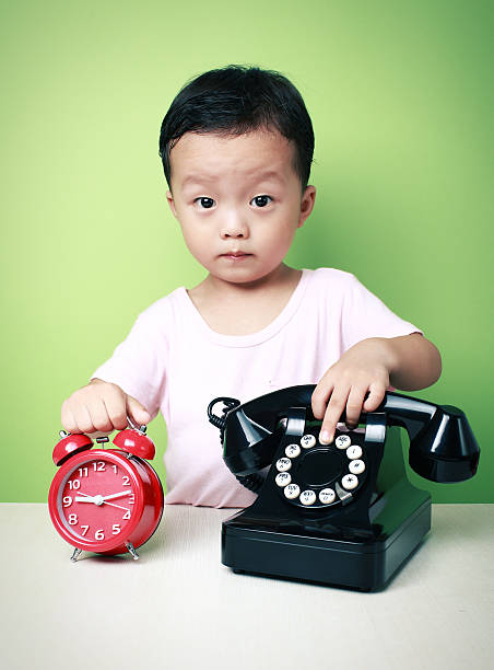 ładny azji dziecko zadzwonić - cross eyed child blackboard fun zdjęcia i obrazy z banku zdjęć