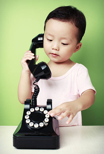 ładny azji dziecko zadzwonić - cross eyed child blackboard fun zdjęcia i obrazy z banku zdjęć