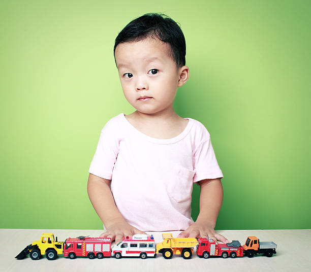 ładny asian chłopiec i samochód zbawka - cross eyed child blackboard fun zdjęcia i obrazy z banku zdjęć