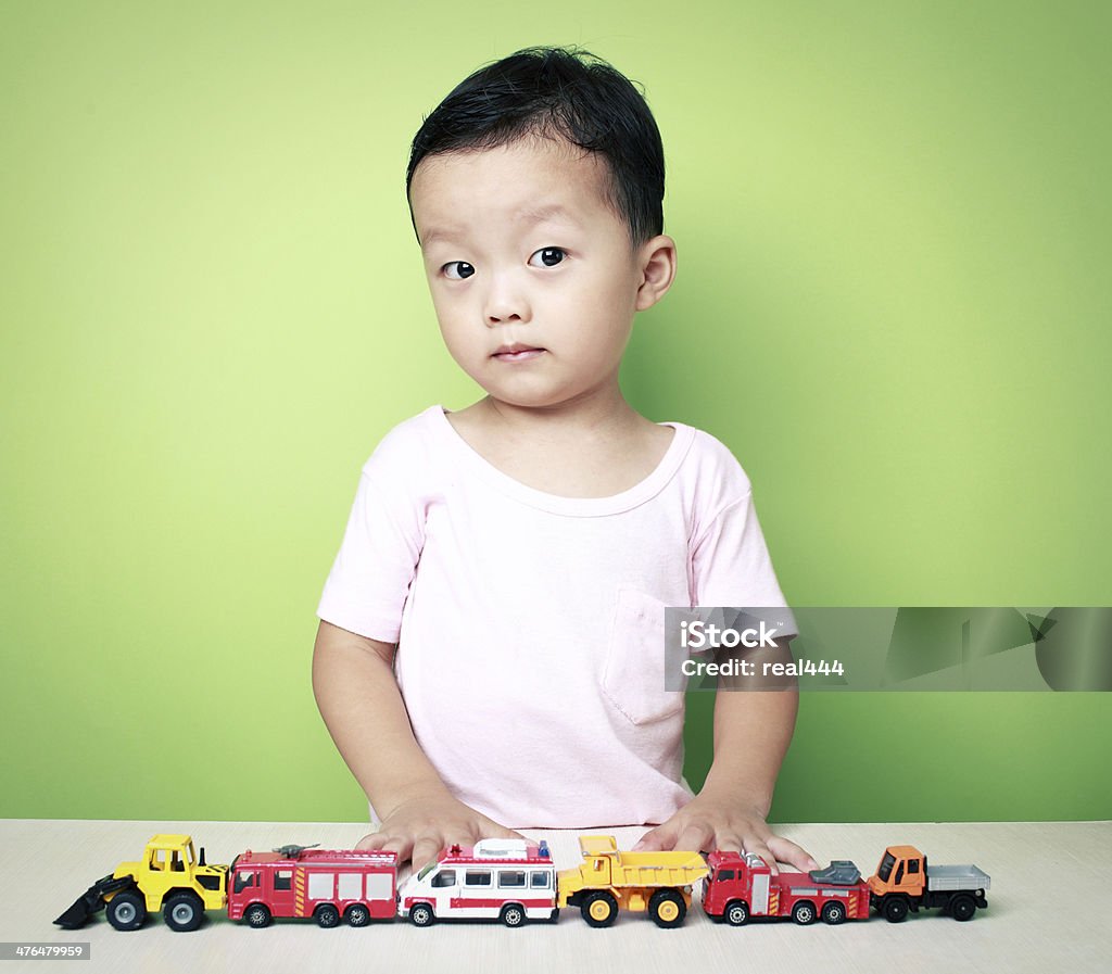 Menino bonito da Ásia e carro de brinquedo - Foto de stock de 2-3 Anos royalty-free