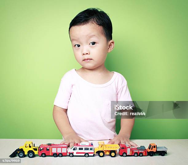 Foto de Menino Bonito Da Ásia E Carro De Brinquedo e mais fotos de stock de 2-3 Anos - 2-3 Anos, Alegria, Ambulância