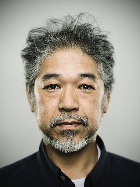 portrait d'un homme réel japonais avec des cheveux gris. - art du portrait photos et images de collection