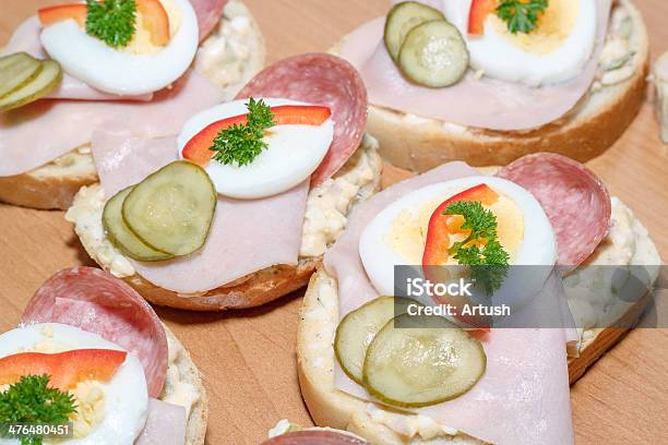 Panino Uovo Fatti In Casa Con Salsiccia E - Fotografie stock e altre immagini di Brunch - Brunch, Cena, Cetriolo