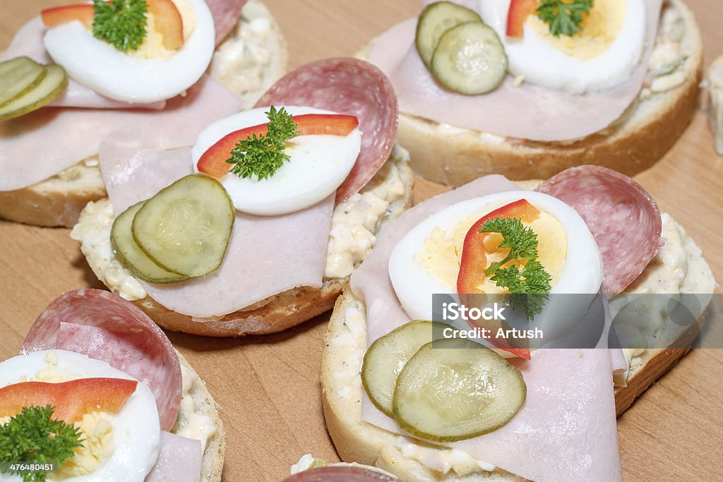 Domowa kanapka z jajkiem i kiełbasa - Zbiór zdjęć royalty-free (Bez ludzi)