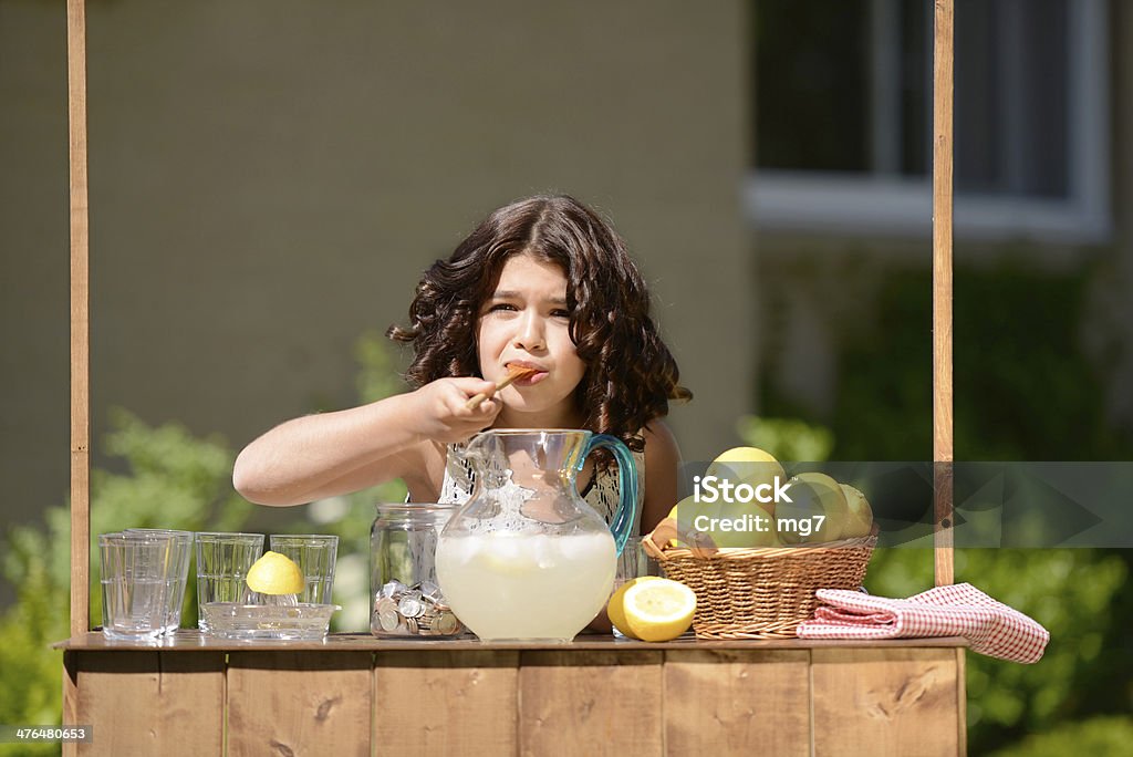 Bambina facendo Limonata - Foto stock royalty-free di Alimentazione sana