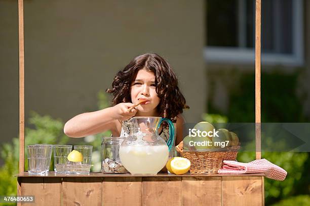 Bambina Facendo Limonata - Fotografie stock e altre immagini di Alimentazione sana - Alimentazione sana, Ambientazione esterna, Appoggiarsi