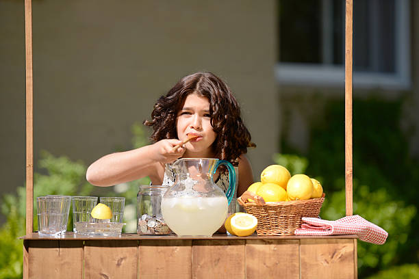 rapariga fazer limonada tradicional - retro revival lemonade stand old fashioned lemonade imagens e fotografias de stock