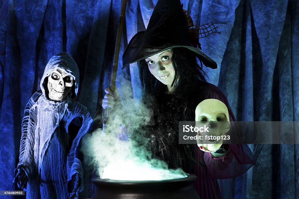 Halloween: Hexe kochen ihre brew für besondere Gäste. - Lizenzfrei Angst Stock-Foto