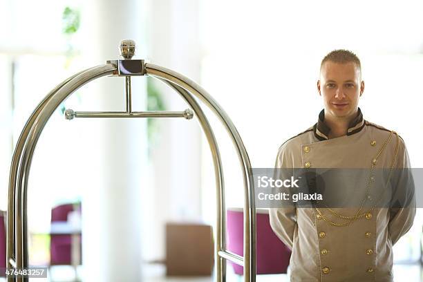 Bellboy No Trabalho - Fotografias de stock e mais imagens de Carregador de Bagagem - Carregador de Bagagem, Olhar para a Câmara, Retrato