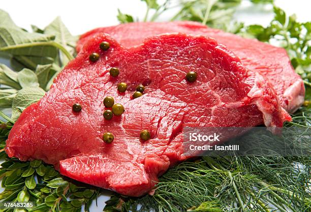 Carne Roja Con Color Salvia Y Romero Aislado Sobre Fondo Blanco Foto de stock y más banco de imágenes de Alimento
