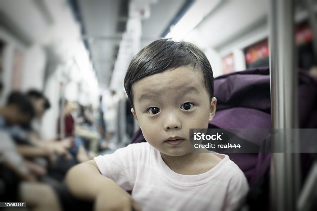 Милый детей в станции метро - Стоковые фото 12-17 месяцев роялти-фри