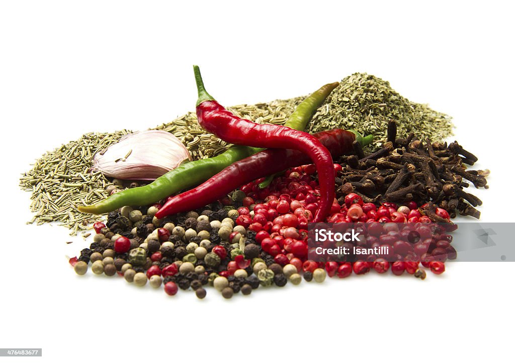 Poudre d'épices sur fond de table blanc - Photo de Ail - Légume à bulbe libre de droits