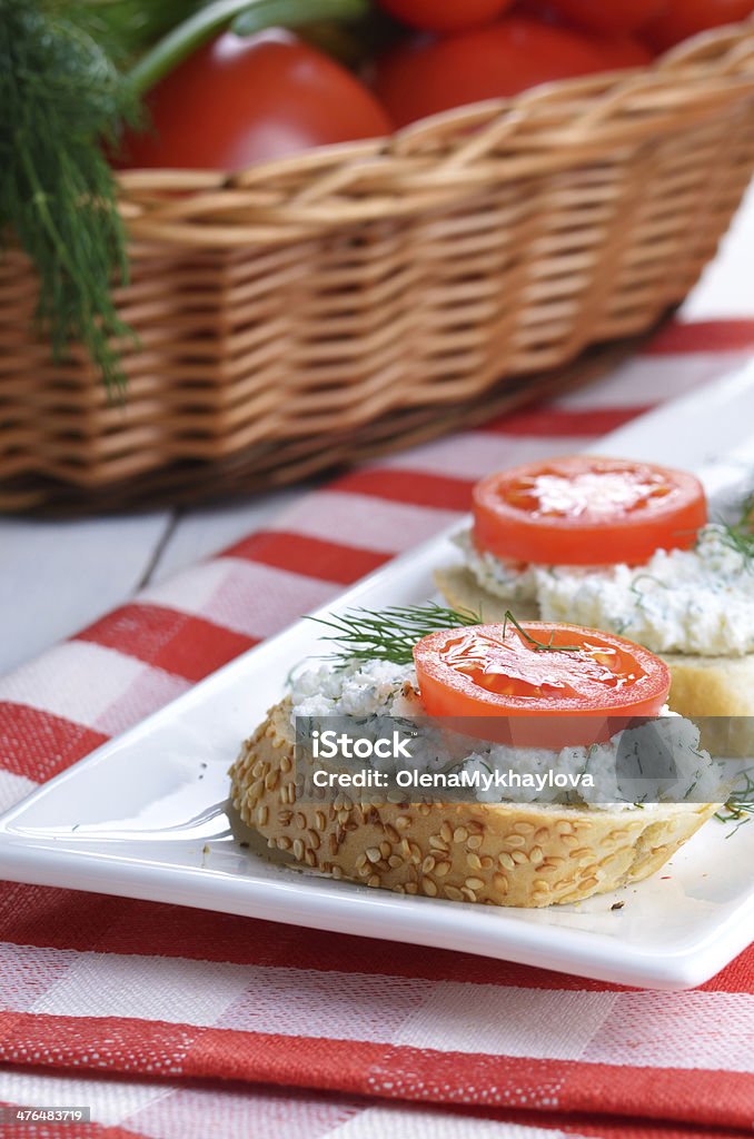 Queso tipo Cottage bruschettas y verduras cesta - Foto de stock de Alimento libre de derechos