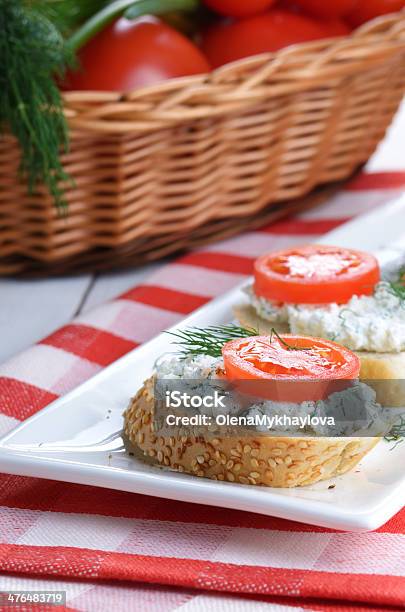 Queso Tipo Cottage Bruschettas Y Verduras Cesta Foto de stock y más banco de imágenes de Alimento - Alimento, Aperitivo - Plato de comida, Blanco - Color