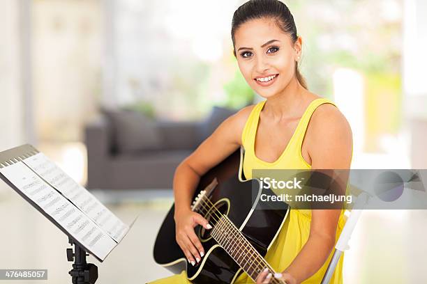 Engraçado Jovem Mulher Praticar Guitarra - Fotografias de stock e mais imagens de Acorde - Acorde, Adulto, Amarelo