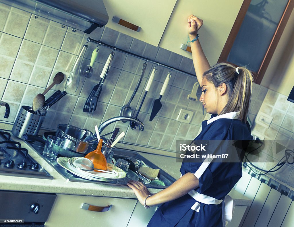 Housemaid 洗濯しながら、キッチンでのお料理 - 1人のロイヤリティフリーストックフォ�ト