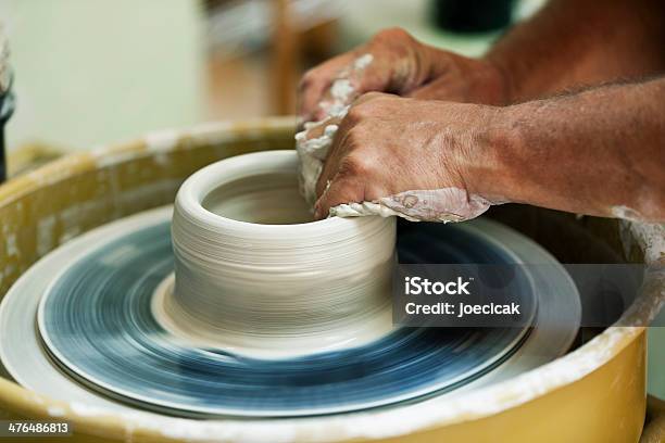 Ceramika Jest Podrzucana W Koło - zdjęcia stockowe i więcej obrazów Ceramika - Ceramika, Formować, Fotografika