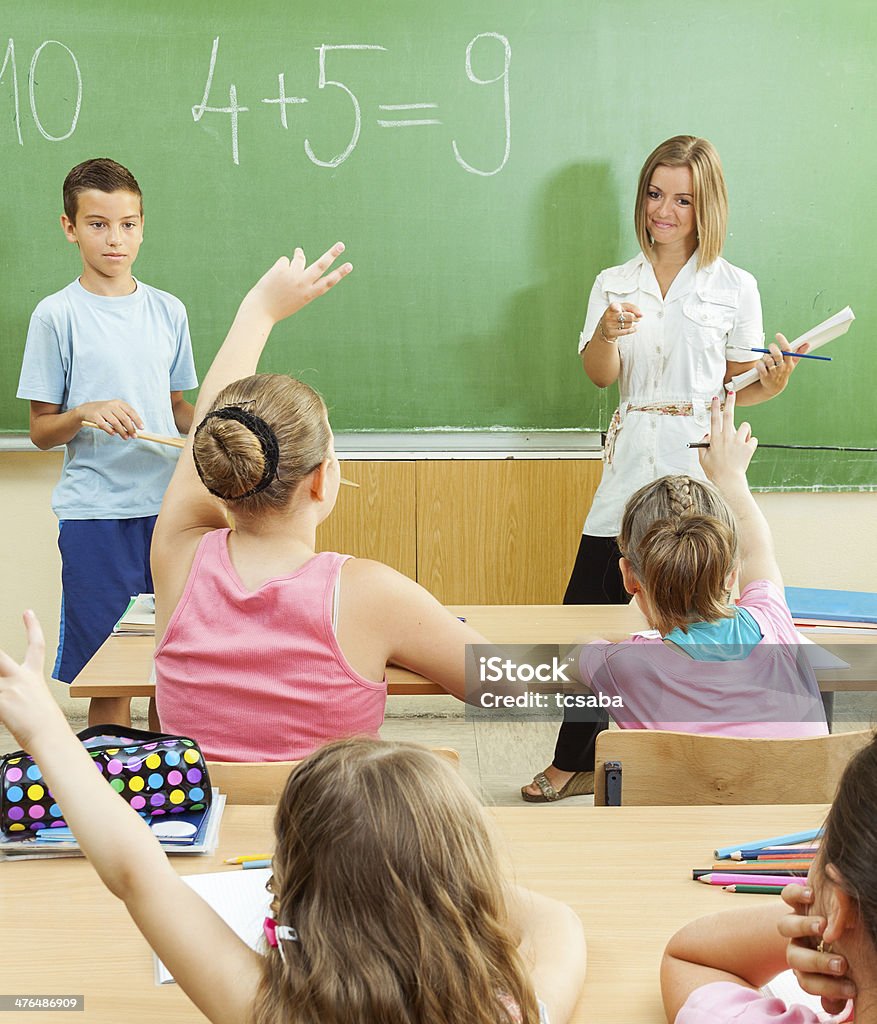 En salle de classe de l'école élémentaire étudiants au bureau - Photo de Adolescent libre de droits