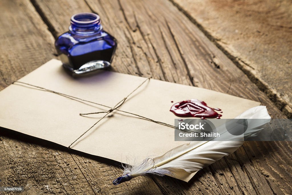 Plume et vieux enveloppe, scellant à la cire et encre bouteille - Photo de Affaires libre de droits