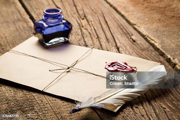 Photo libre de droit de Plume Et Vieux Enveloppe Scellant À La Cire Et Encre Bouteille banque d'images et plus d'images libres de droit de Affaires