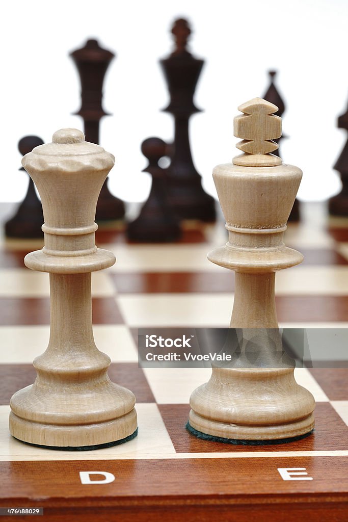 Visão de conjunto de peças de xadrez com cama king-size e cama queen-size - Foto de stock de Branco royalty-free