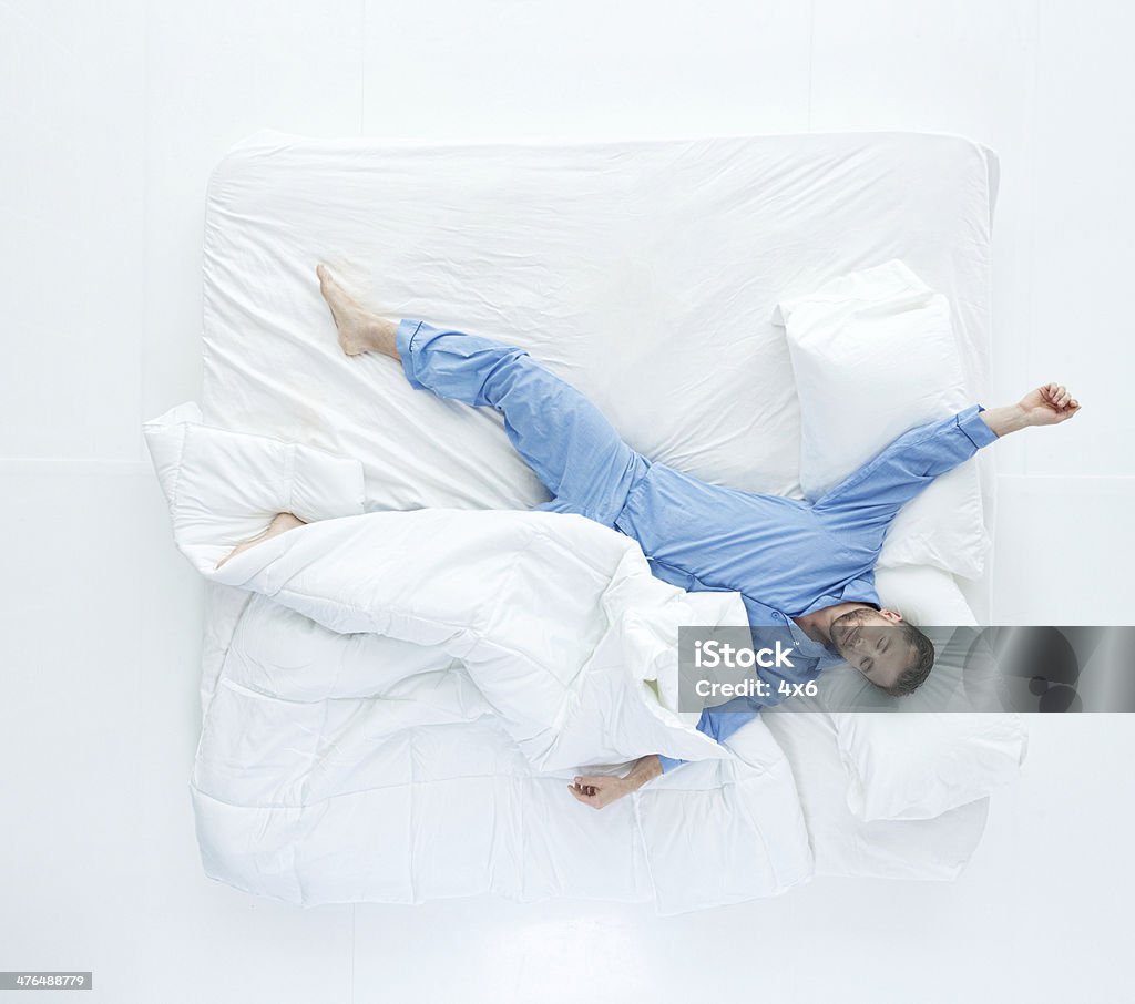 Vista de arriba de hombre durmiendo en la cama - Foto de stock de Dormir libre de derechos