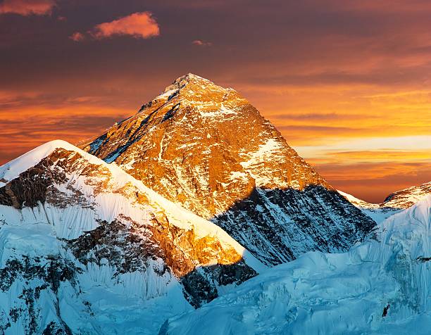istock Evening view of Mount Everest from Kala Patthar 476490534