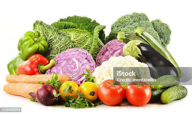 Composición Con Variedad De Verduras Aislado En Blanco Foto de stock y más banco de imágenes de Alimento