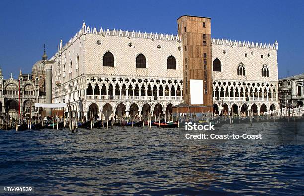 Palacio Ducal En Venecia Foto de stock y más banco de imágenes de Azul - Azul, Blanco - Color, Agua