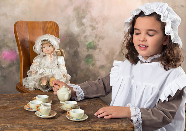 fiesta de té victoriano - tea party little girls teapot child fotografías e imágenes de stock