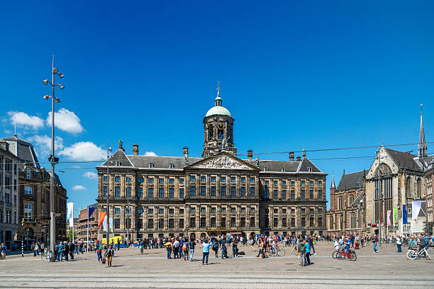 amsterdam, il palazzo reale in piazza dam, blu cielo - flowing river water dam foto e immagini stock