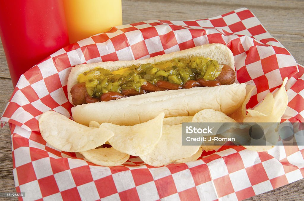 Hot dog con senape, Ketchup, assaporate e trucioli - Foto stock royalty-free di Hot Dog