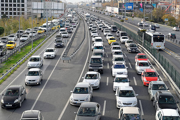 embouteillage sur les heures de pointe istanbul - circulation routière photos et images de collection