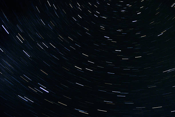 senderos de estrellas en un cielo nocturno exposición congelada en el tiempo - star trail clear sky tranquil scene circle fotografías e imágenes de stock