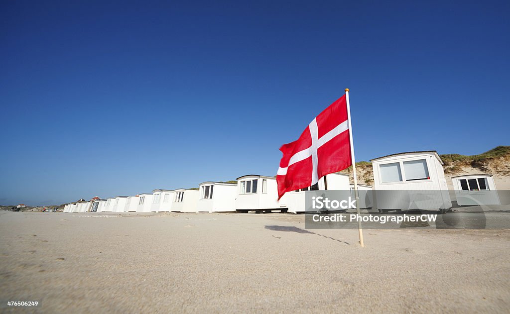 Loekken playa y bandera danesa - Foto de stock de Aire libre libre de derechos